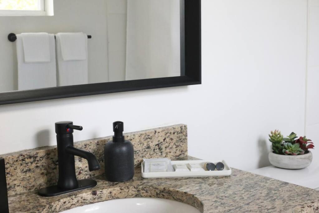 Sanctuary Gainesville Bright 2 Bedroom King Condo Exteriör bild